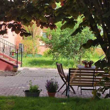 Ferienwohnung Storchennest Mit Eigenem Hof, Spielwiese Und Terrasse Nauen Exterior foto