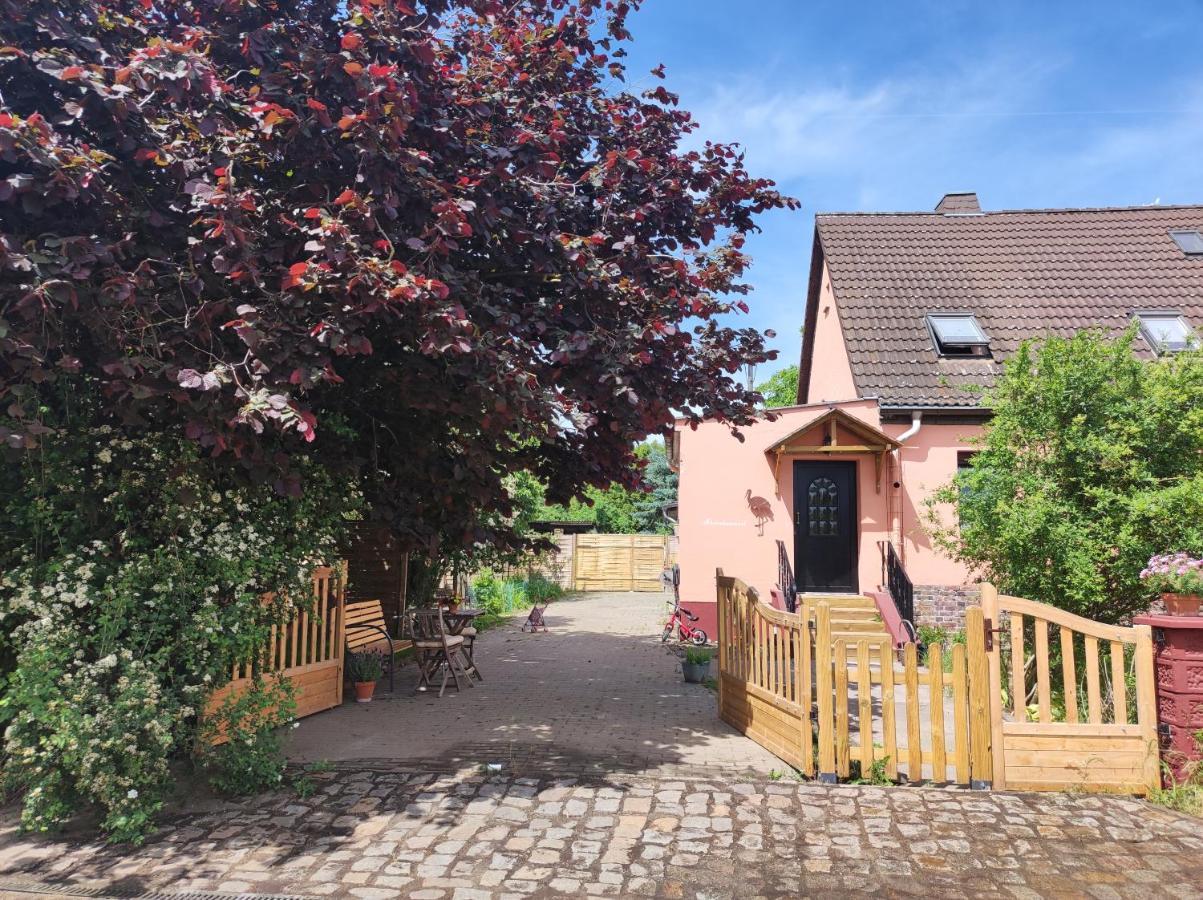 Ferienwohnung Storchennest Mit Eigenem Hof, Spielwiese Und Terrasse Nauen Exterior foto