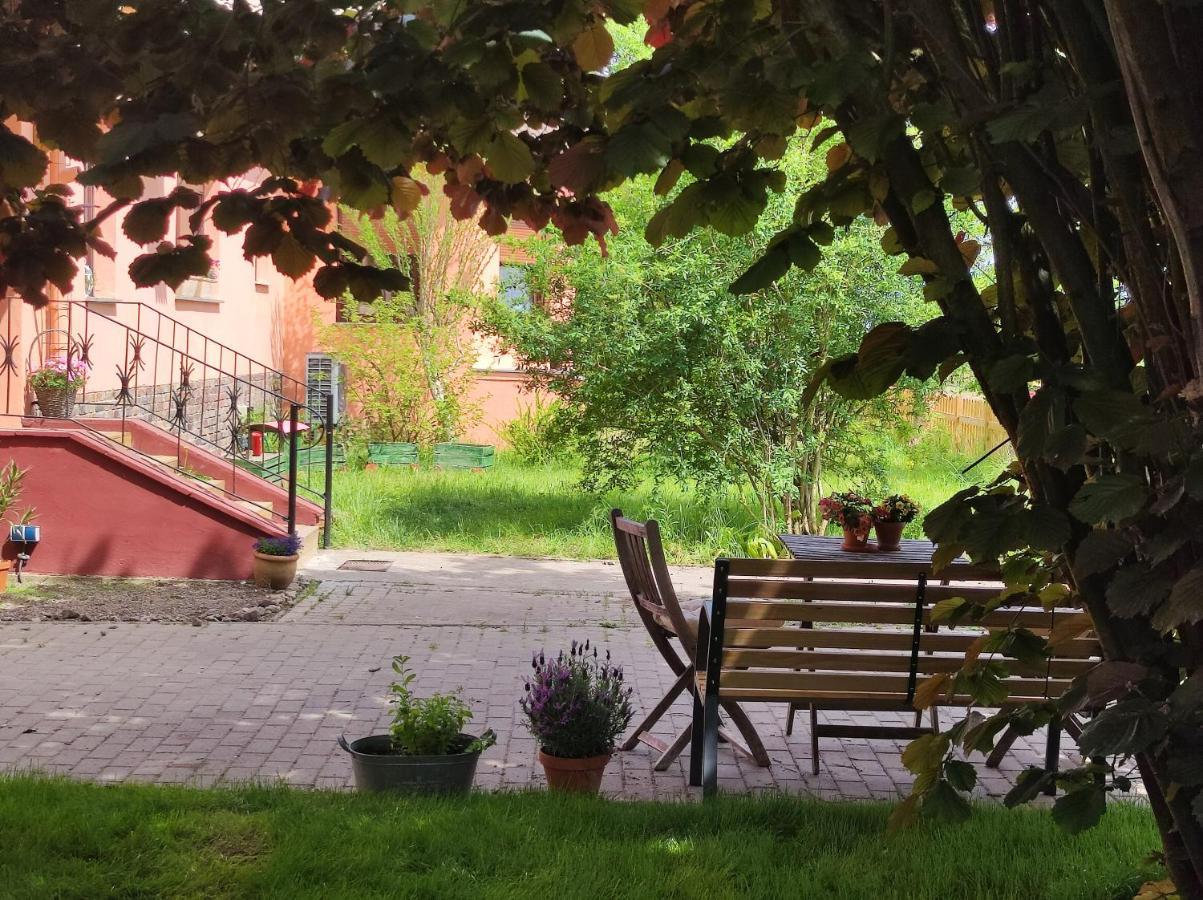 Ferienwohnung Storchennest Mit Eigenem Hof, Spielwiese Und Terrasse Nauen Exterior foto