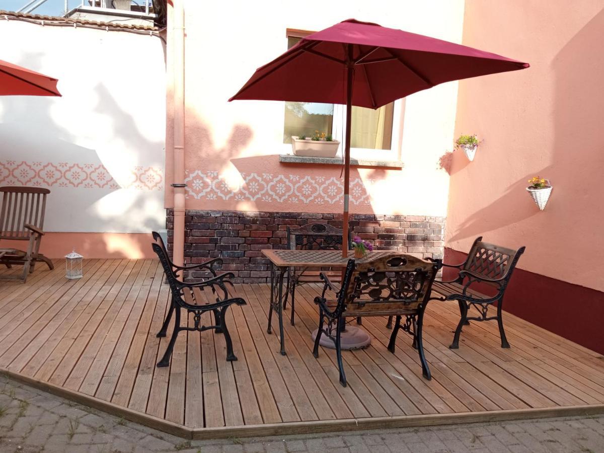 Ferienwohnung Storchennest Mit Eigenem Hof, Spielwiese Und Terrasse Nauen Exterior foto