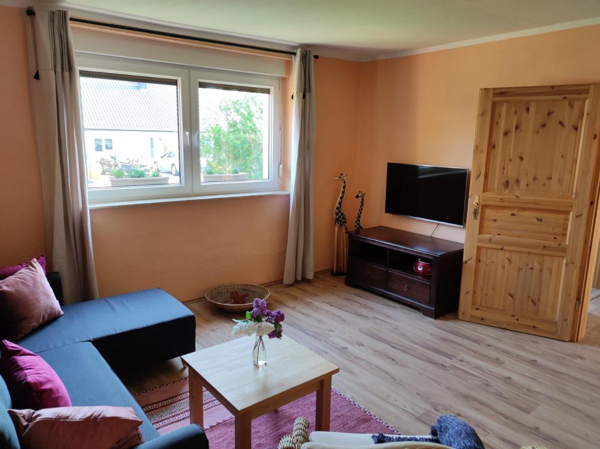 Ferienwohnung Storchennest Mit Eigenem Hof, Spielwiese Und Terrasse Nauen Exterior foto