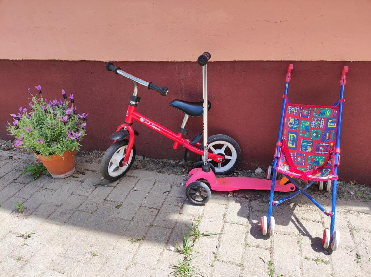 Ferienwohnung Storchennest Mit Eigenem Hof, Spielwiese Und Terrasse Nauen Exterior foto