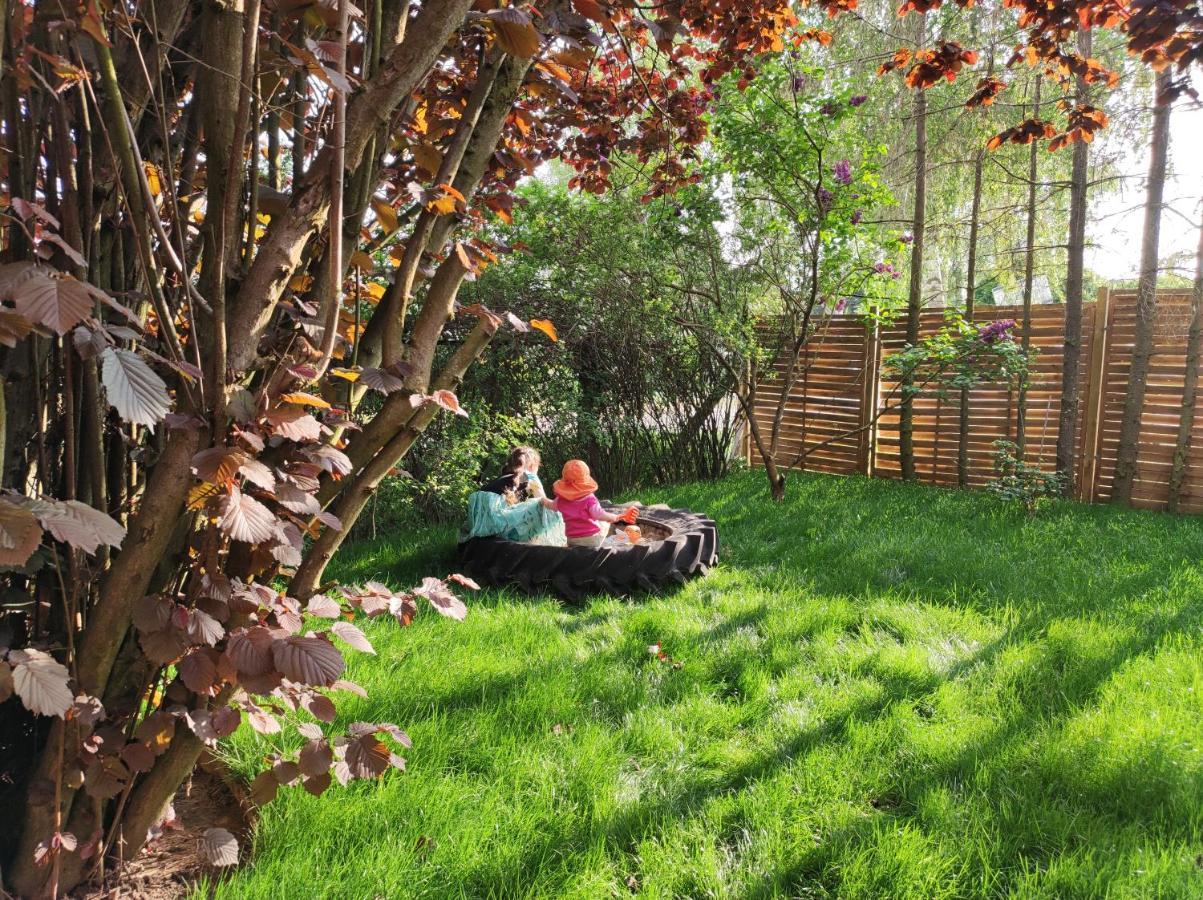 Ferienwohnung Storchennest Mit Eigenem Hof, Spielwiese Und Terrasse Nauen Exterior foto